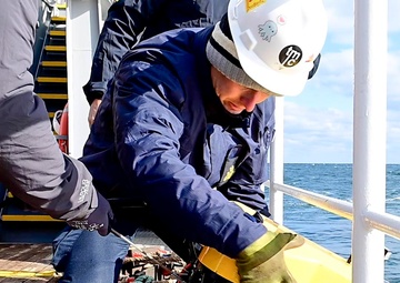Unmanned Underwater Vehicle Operators Cross-train During AUKUS SSW Event Two