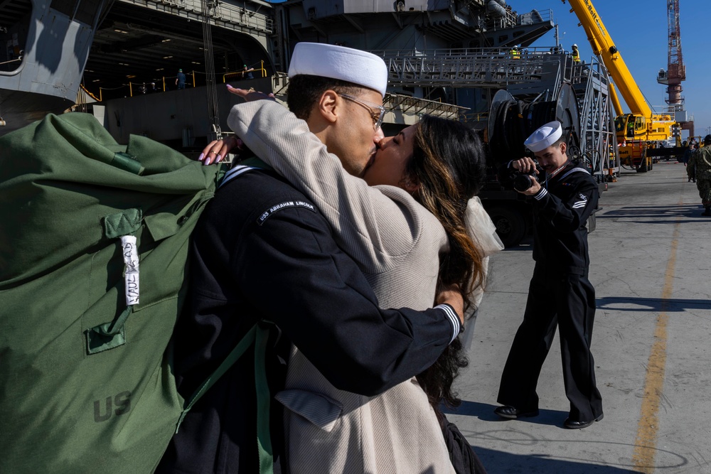 USS Abraham Lincoln returns to homeport after deployment