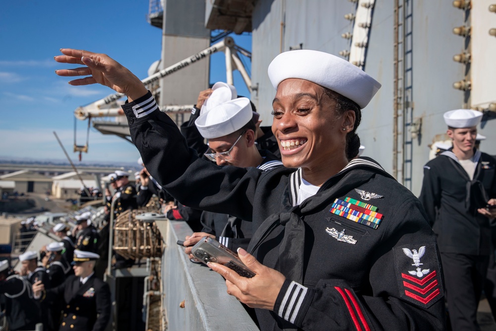 Abraham Lincoln returns to homeport after deployment