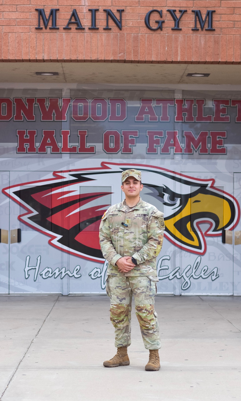 Arizona Soldier visits old High School.