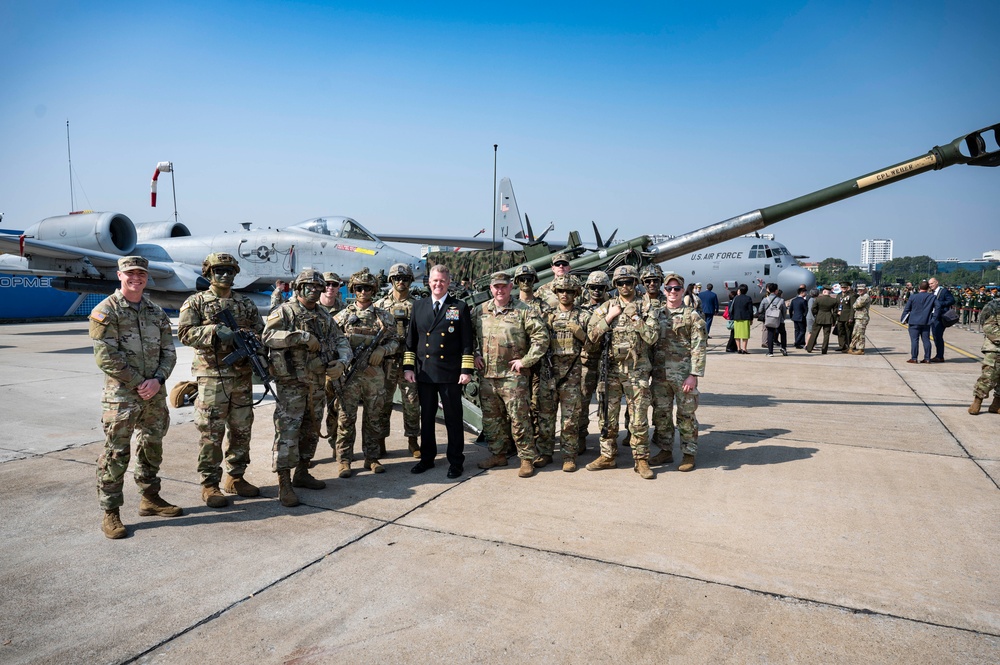 USINDOPACOM commander attends Vietnam Defence Expo 2024