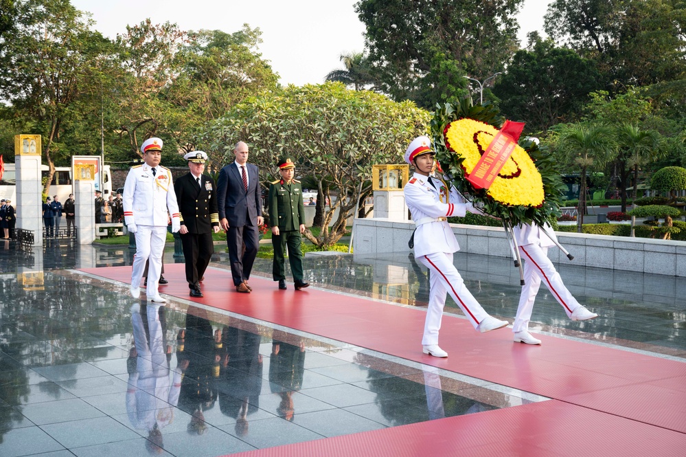 USINDOPACOM commander visits The Vietnam War Memorial