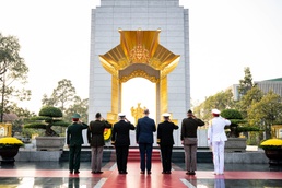USINDOPACOM commander visits The Vietnam War Memorial