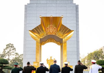 USINDOPACOM Commander Travels to Vietnam, Attends Vietnam International Defence Expo