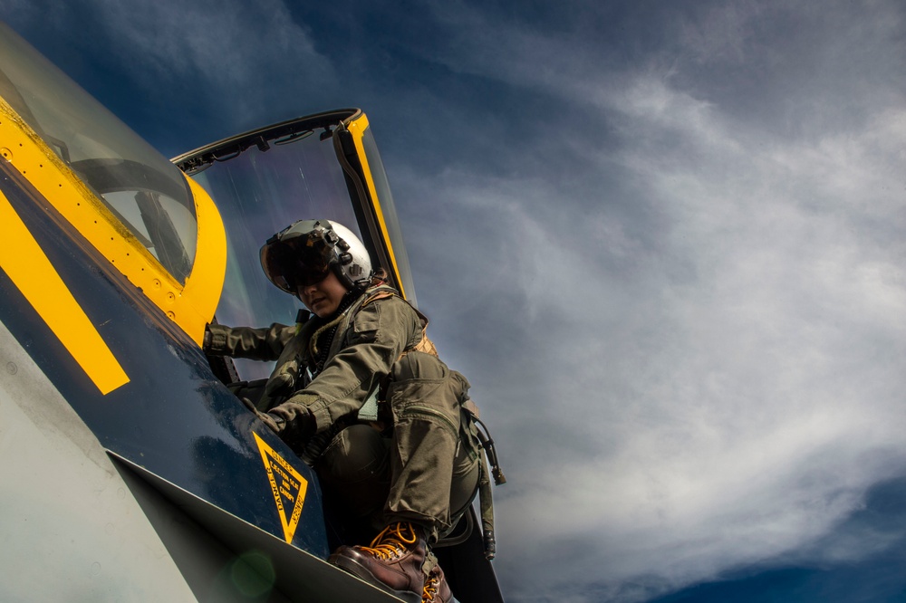 USS Carl Vinson (CVN 70) Conducts Routine Flight Operations in the Philippine Sea