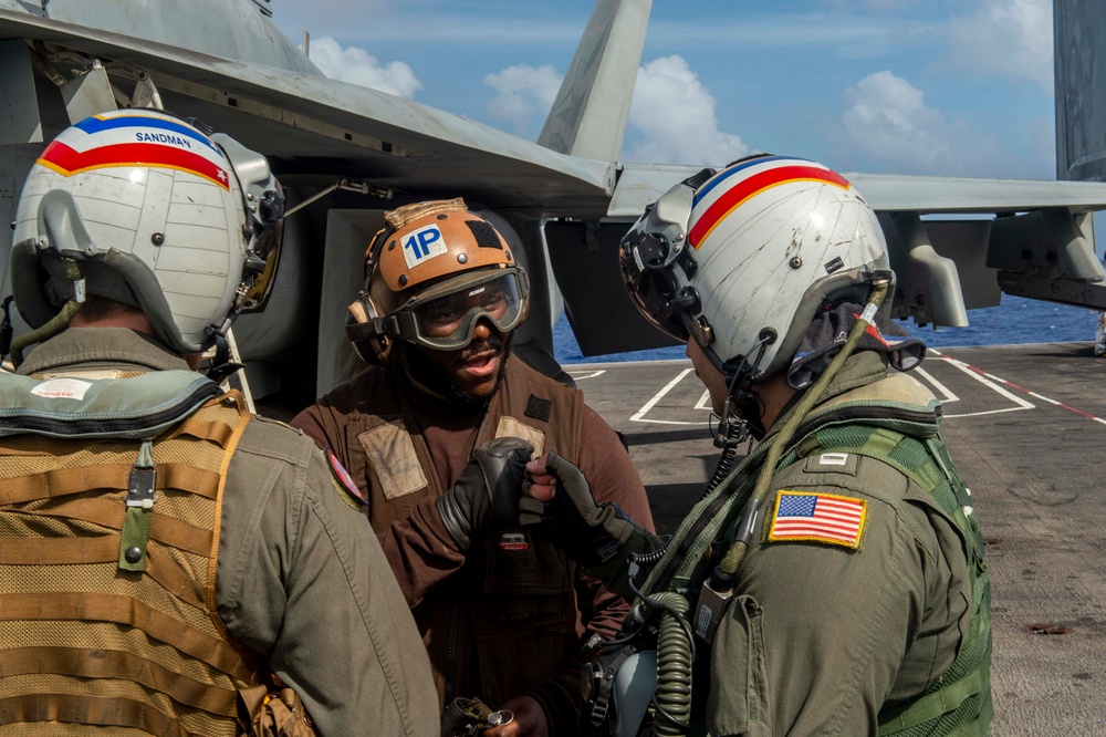 USS Carl Vinson (CVN 70) Conducts Routine Flight Operations in the Philippine Sea