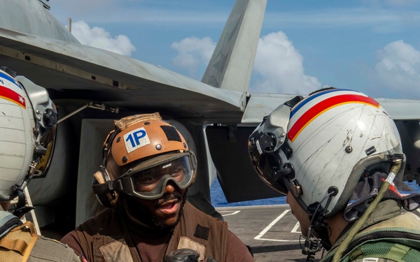 USS Carl Vinson (CVN 70) Conducts Routine Flight Operations in the Philippine Sea