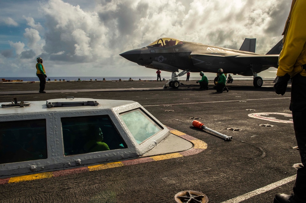 USS Carl Vinson (CVN 70) Conducts Routine Flight Operations in the Philippine Sea