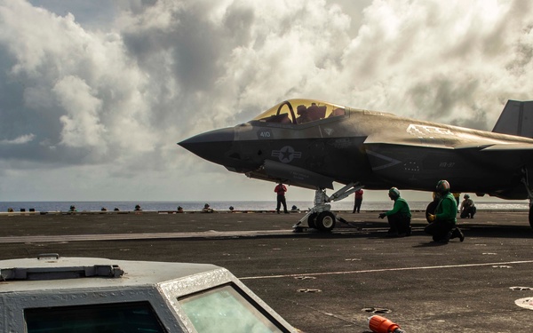 USS Carl Vinson (CVN 70) Conducts Routine Flight Operations in the Philippine Sea