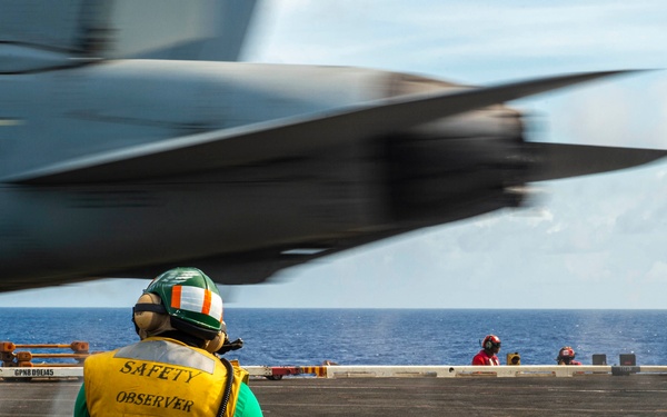 USS Carl Vinson (CVN 70) Conducts Routine Flight Operations in the Philippine Sea