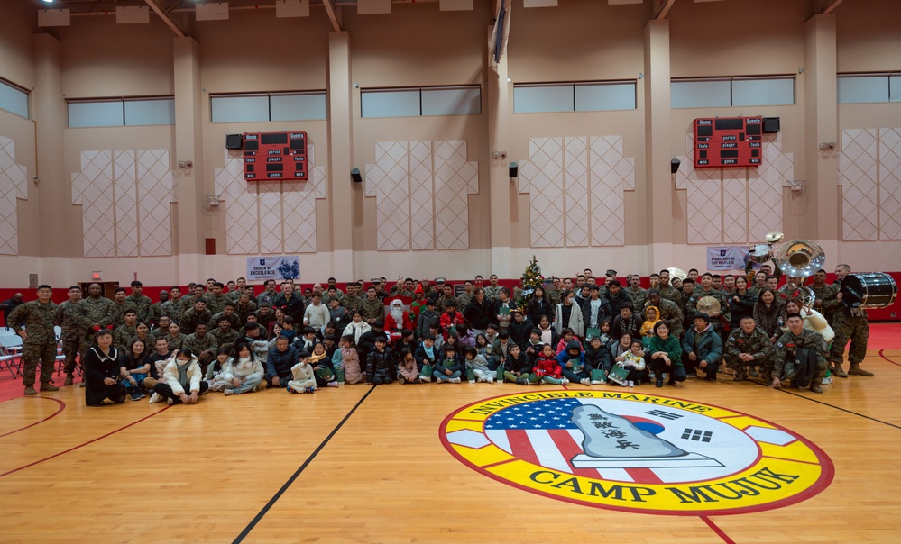 Camp Mujuk Hosts Tree Lighting Ceremony for Local Pohang Community