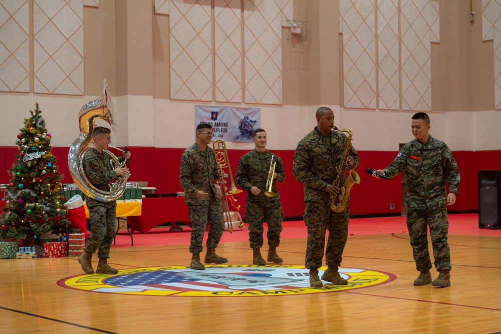 Camp Mujuk Hosts Tree Lighting Ceremony for Local Pohang Community