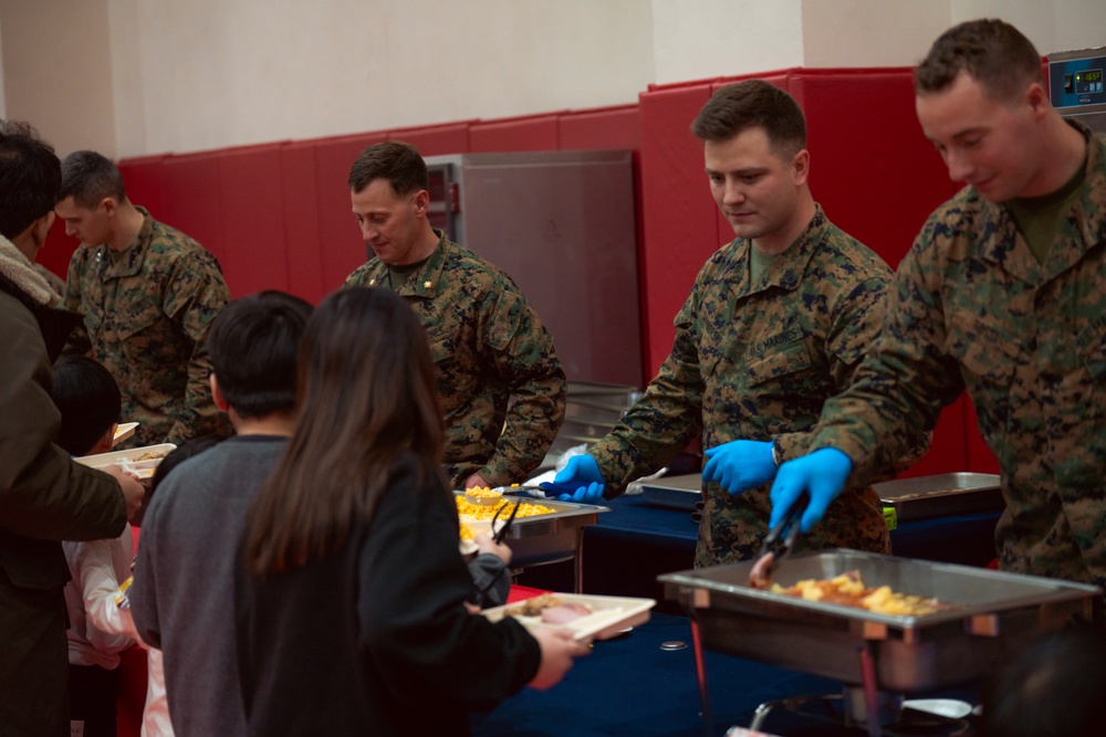 Camp Mujuk Hosts Tree Lighting Ceremony for Local Pohang Community