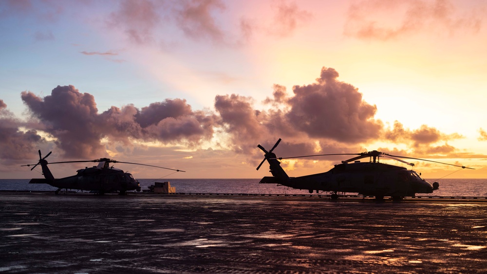 USS Carl Vinson (CVN 70) Conducts Routine Flight Operations in the Philippine Sea