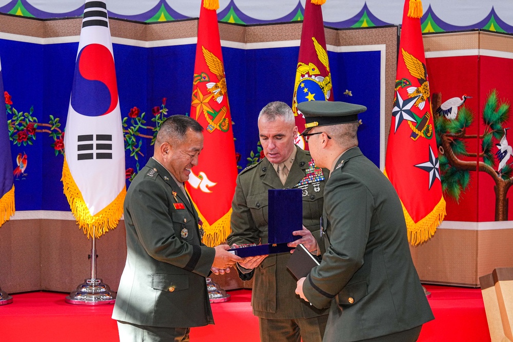 MARFORK Attends ROK Marine Corps Change of Command Ceremony