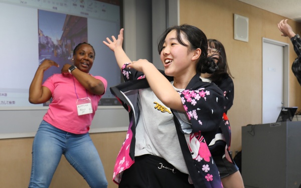 Camp Zama volunteers prepare Japanese students for exchange trip