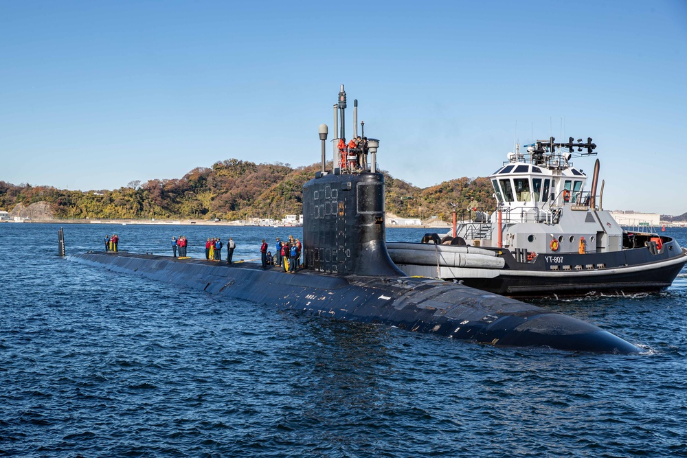 USS Vermont (SSN 792) pulls into Commander, Fleet Activities Yokosuka