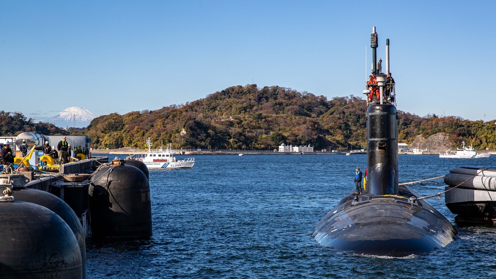 USS Vermont (SSN 792) pulls into Commander, Fleet Activities Yokosuka