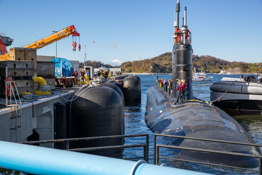 USS Vermont (SSN 792) pulls into Commander, Fleet Activities Yokosuka