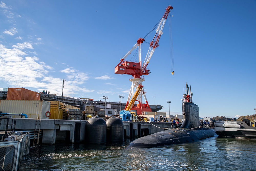 USS Vermont (SSN 792) pulls into Commander, Fleet Activities Yokosuka