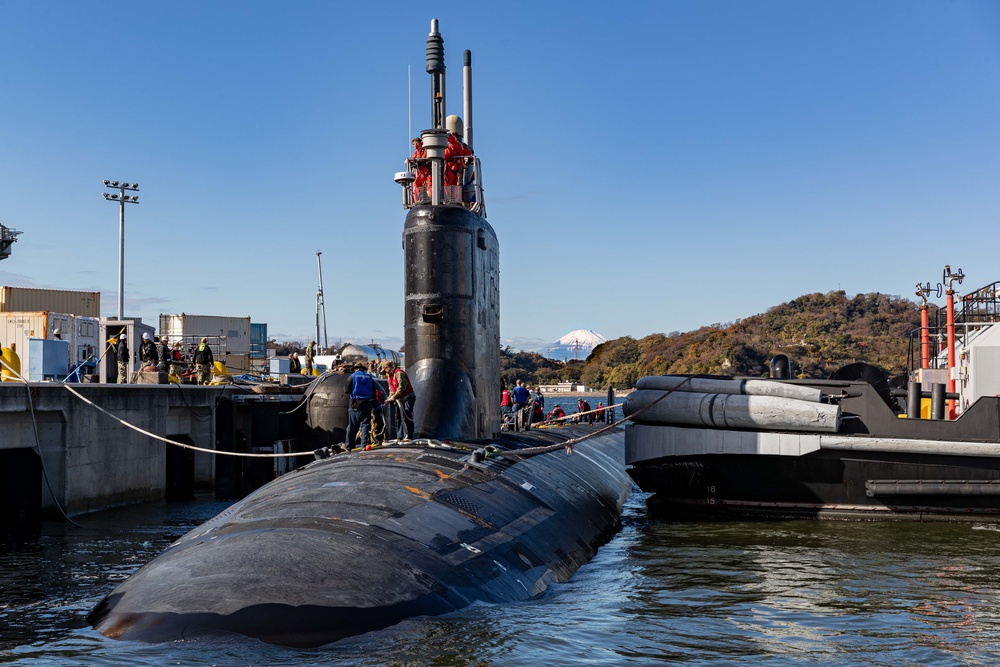 USS Vermont (SSN 792) pulls into Commander, Fleet Activities Yokosuka