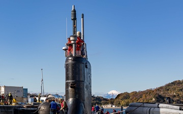 USS Vermont (SSN 792) pulls into Commander, Fleet Activities Yokosuka