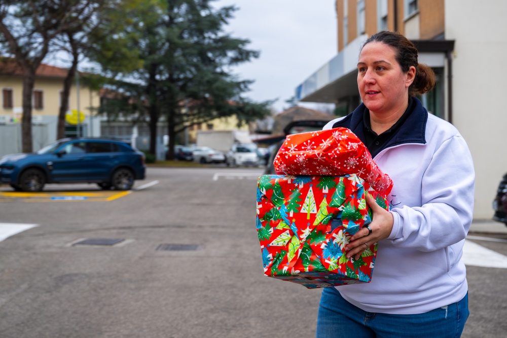 Aviano Air Base gives gifts to the local community