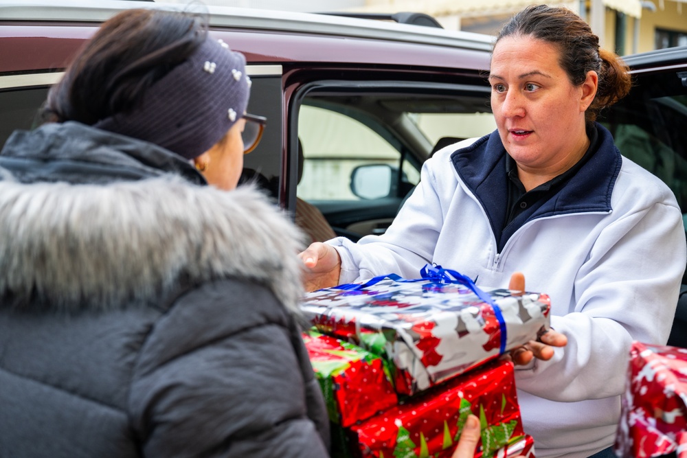 Aviano Air Base gives gifts to the local community