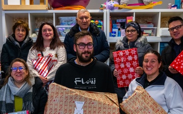 Aviano Air Base gives gifts to the local community