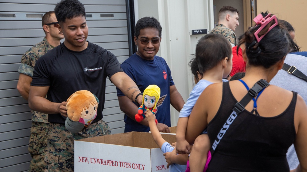 4th Recon Battalion hand out toys to children