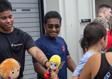 4th Recon Battalion hand out toys to children