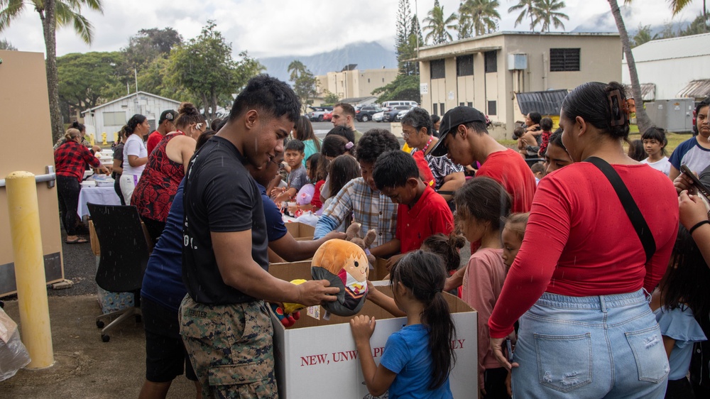 4th Recon Battalion hand out toys to children