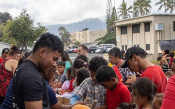 4th Recon Battalion hand out toys to children