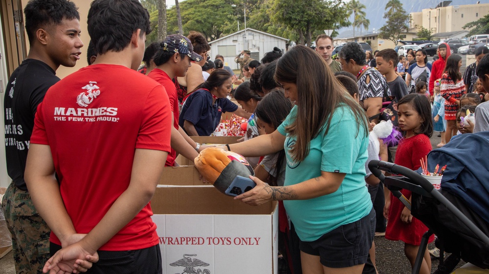 4th Recon Battalion hand out toys to children