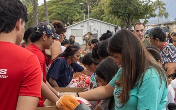 4th Recon Battalion hand out toys to children