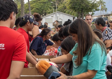 4th Recon Battalion hand out toys to children