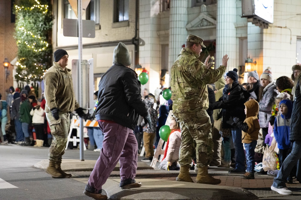 Kentucky National Guard supports Bardstown Christmas Parade, strengthens community bonds 