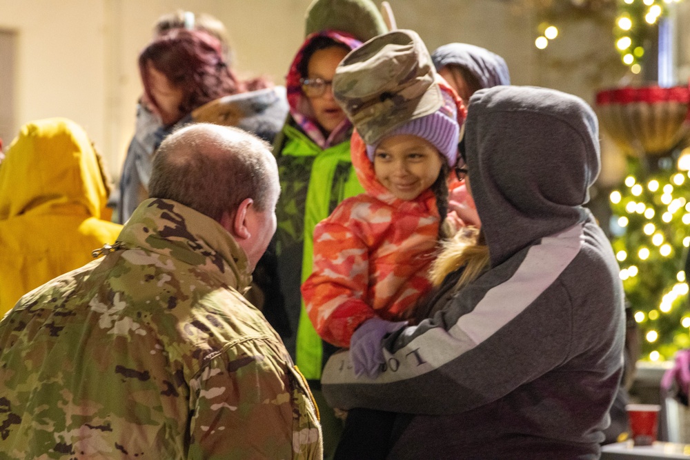 Kentucky National Guard supports Bardstown Christmas Parade, strengthens community bonds