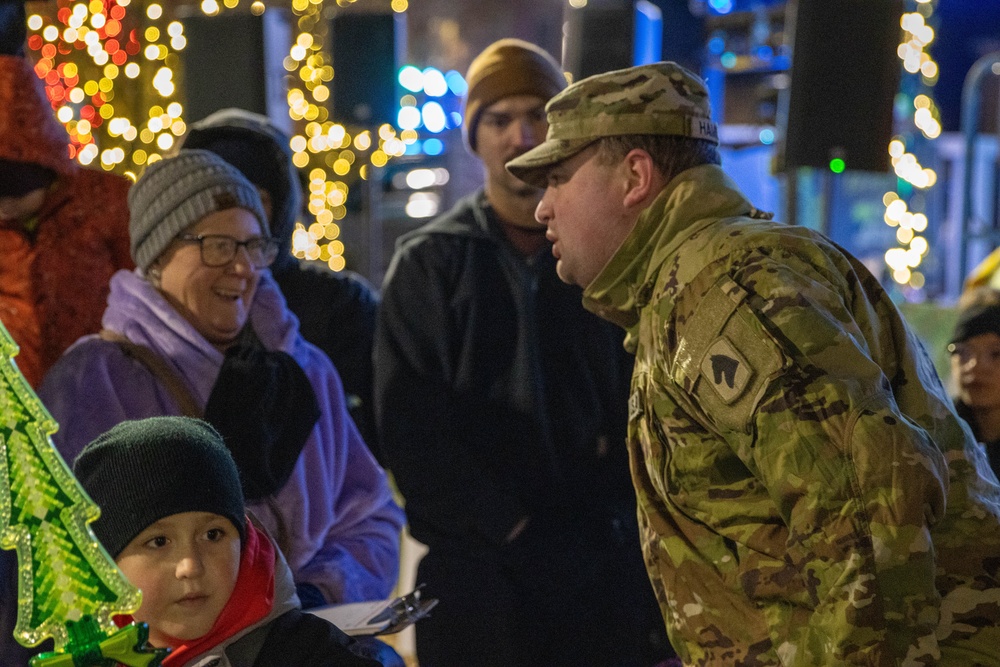 Kentucky National Guard supports Bardstown Christmas Parade, strengthens community bonds 