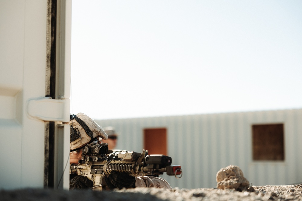 V2/7 Marines conduct squad raids during regimental squad competition