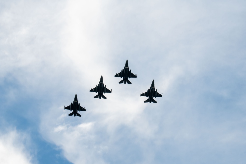 OKANG F-16 Viper Football Flyover