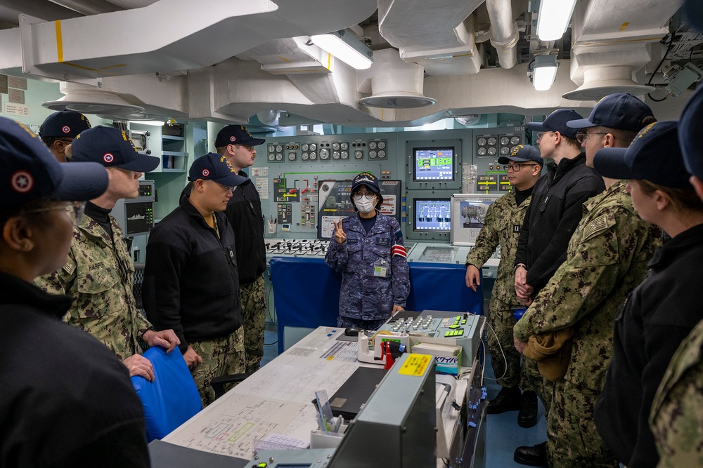 USS America (LHA 6) Visits JMSDF Haguro (DDG 180)