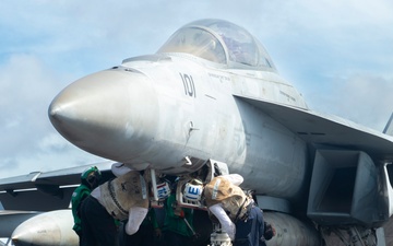 USS Carl Vinson (CVN 70) Conducts Routine Flight Operations in the South China Sea