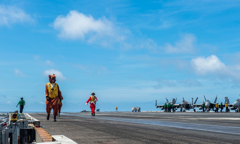 USS Carl Vinson (CVN 70) Conducts Routine Flight Operations in the South China Sea