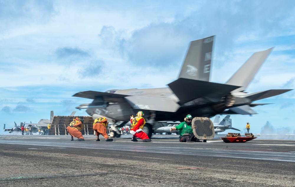 USS Carl Vinson (CVN 70) Conducts Routine Flight Operations in the South China Sea