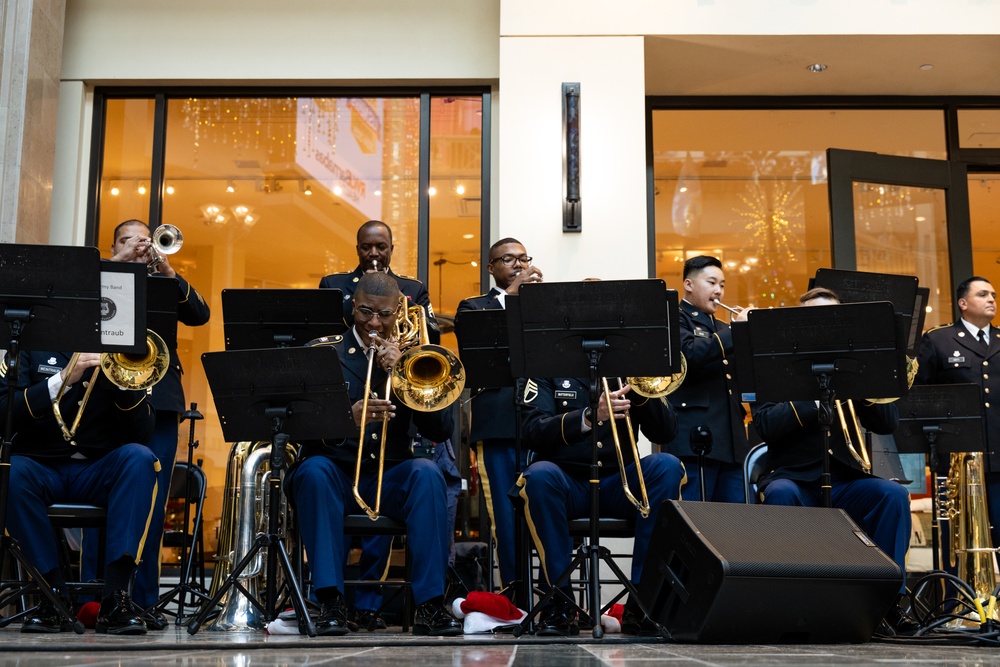 63rd Army Band performs at Bridgewater mall