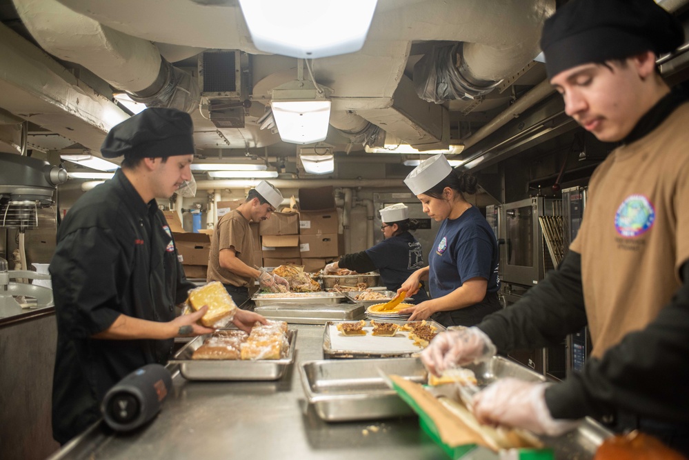 USS Ronald Reagan (CVN 76) hosts a Christmas meal