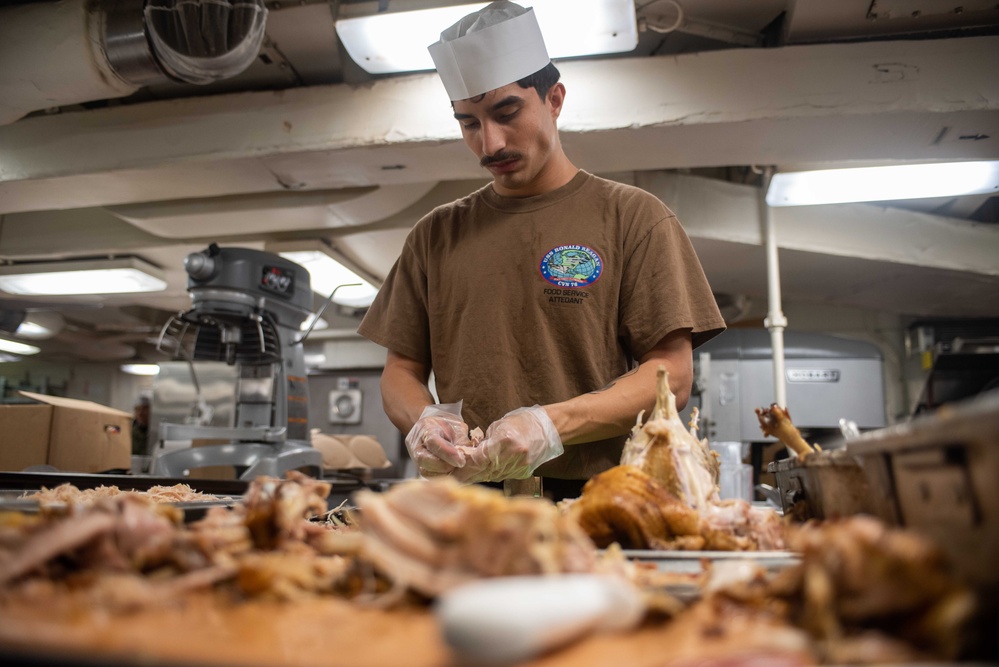 USS Ronald Reagan (CVN 76) hosts a Christmas meal