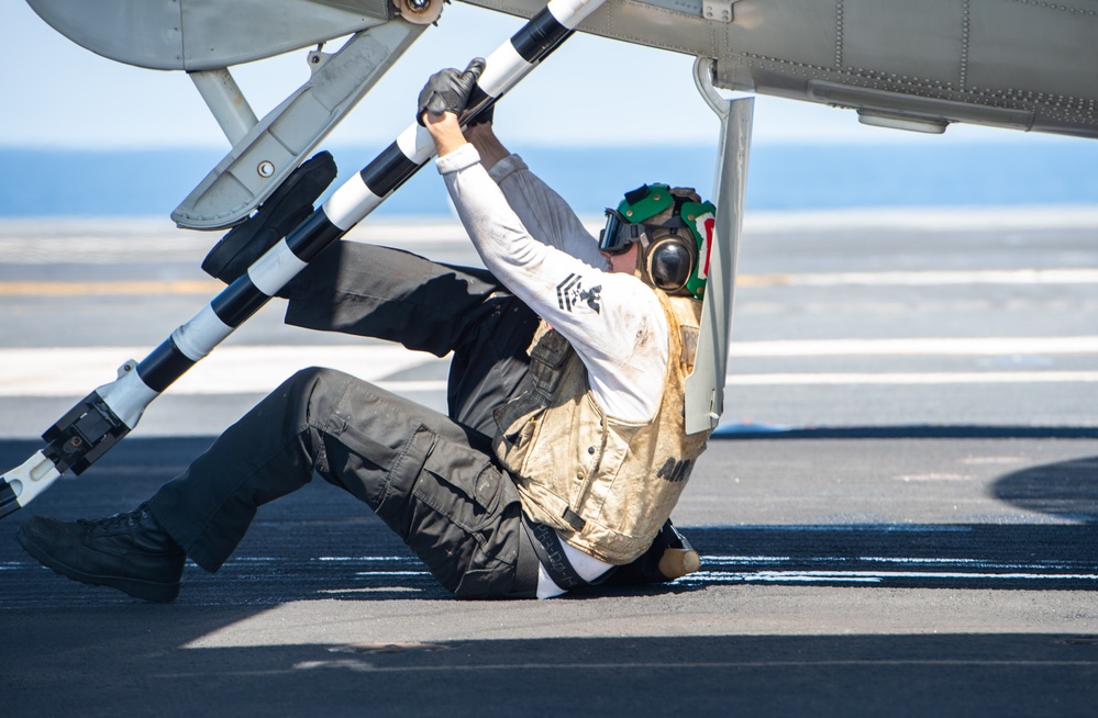 USS Carl Vinson (CVN 70) Conducts Routine Flight Operations in the South China Sea