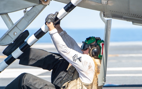 USS Carl Vinson (CVN 70) Conducts Routine Flight Operations in the South China Sea